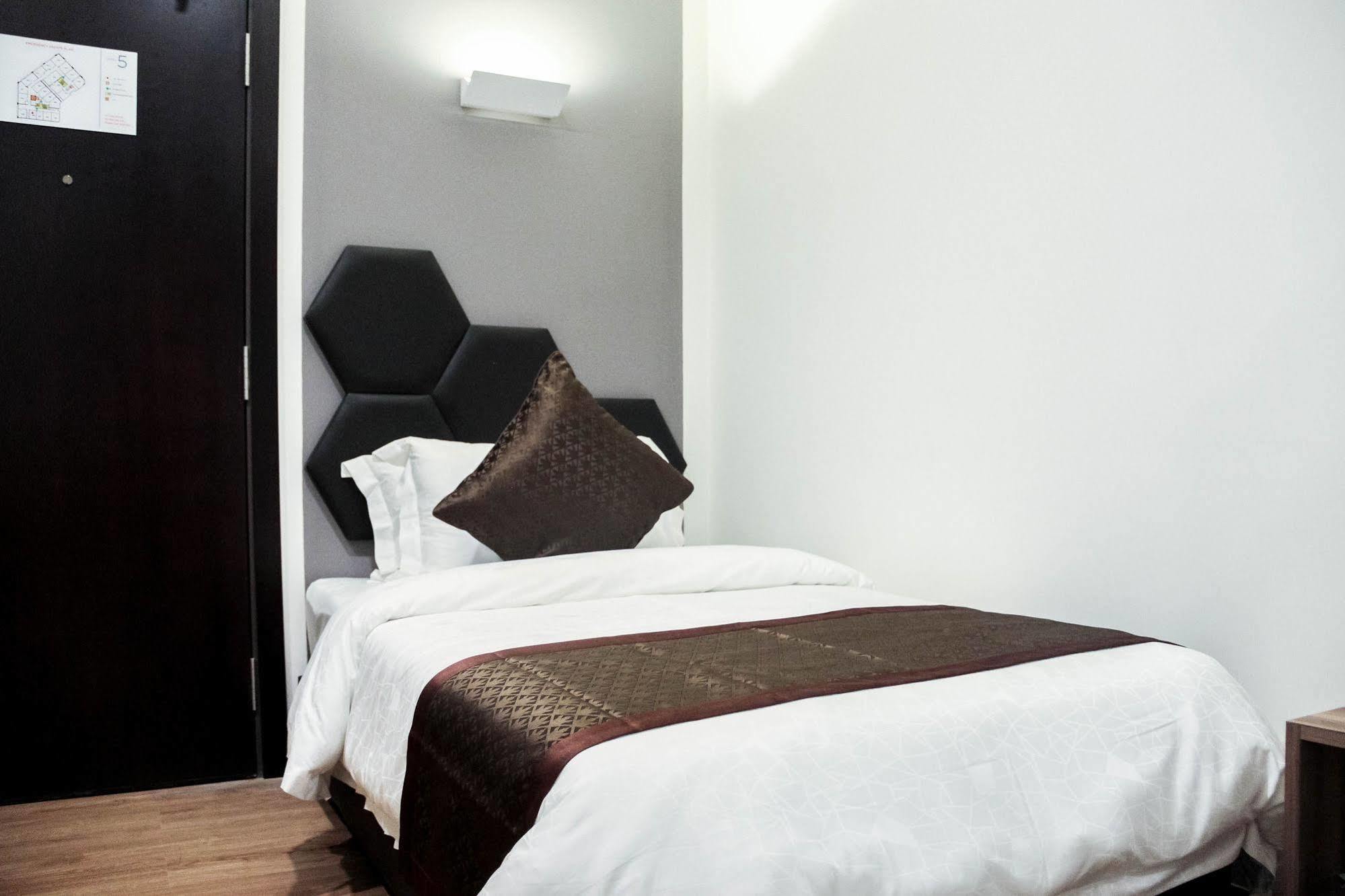 Memoire Hornbill Hotel Кучінг Екстер'єр фото